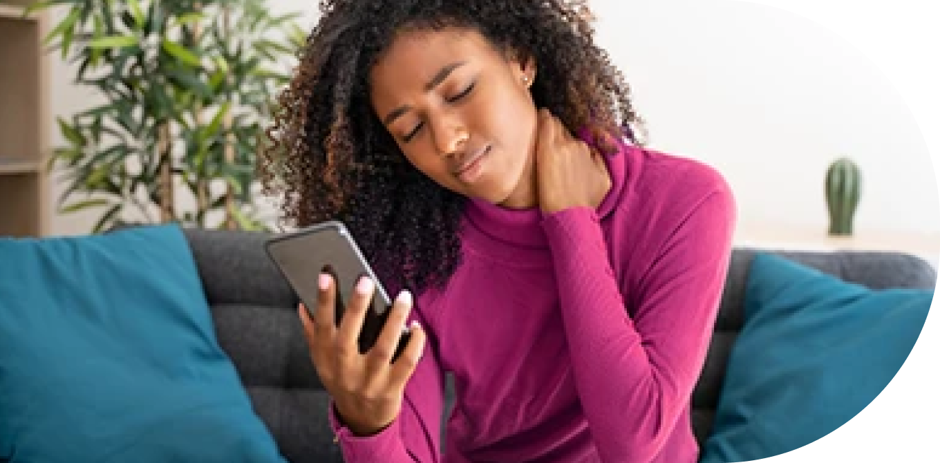 A síndrome do pescoço de texto afeta pessoas de todas as idades. É comum que, ao usar muito o celular, deixemos a cabeça em uma posição que cria peso e lesiona as articulações da nuca.